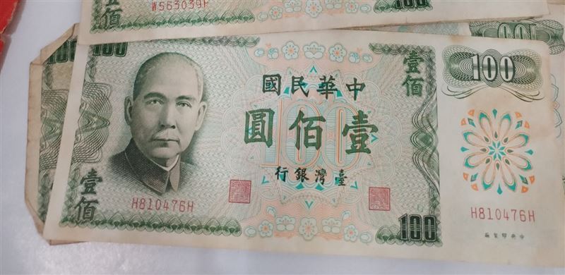 家裡清出1把舊鈔　網：夠買586坪