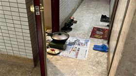 爆料公社／怕煮飯家裡有味道！大媽整組搬到走廊…她嘆：我等搬家。（圖／翻攝自爆料公社）