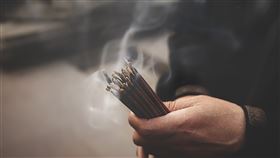 乩童,法會,燒香,祭拜,廟宇,寺廟,拜拜,佛教,示意圖／翻攝自pixabay