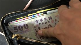 偷錢,情侶,女友,包吃包住(翻攝自 爆廢公社)