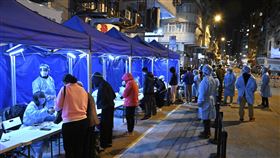 香港連兩天新增本土確診破300  官方：疫情危急香港5日新增確診351例創COVID-19疫情以來新高後，今天再添342例，而且都是本土病例；官方直指當前疫情危急。圖為4日晚間，深水?多幢大廈遭圍封進行強制檢測。（中通社提供）中央社  111年2月6日