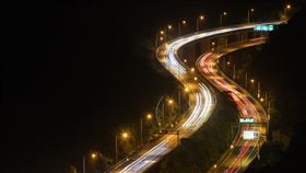 中秋連假前夕  國5入夜交通順暢（1）疫情降級後的第一個連續假期中秋節連假即將展開，國道5號坪林路段17日午後就出現車潮，到晚間7時許車流開始順暢，車燈在夜間畫出長線。中央社記者鄭清元攝  110年9月17日