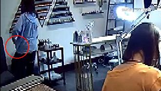 做美甲伸第三隻手　旁邊有人照偷不誤