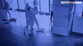 ▲澎湖縣馬公市大年初六又發生集體鬥毆案，2派人馬互相看不順眼大亂鬥，還亮槍，讓馬公市警方將相當重視，現場查扣一手槍、一空氣長槍。（圖／翻攝畫面）