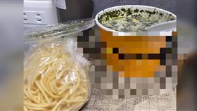 ▲網友點外送一盤奶油培根青醬義大利麵，備註麵、醬分開，結果收到生麵、生蝦，店家解釋，以為是客人要自己煮。（圖／翻攝自爆料公社）