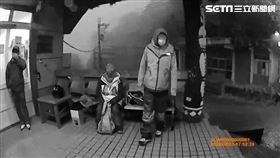 花蓮男子騎機車載母上武嶺賞雪，途中失溫險喪命。（圖／翻攝畫面）