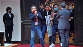 立法院新會期報到  洪孟楷拔頭籌立法院第10屆第5會期7日上午8時開始立委報到，國民黨立委洪孟楷（左2）拔得頭籌，向眾人拱手致意；談及新會期期許，洪孟楷說，希望台灣早日擺脫疫情、百業復甦，讓大家恢復到正常的生活，他也會繼續監督行政部門。中央社記者王飛華攝  111年2月7日