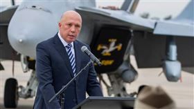 澳洲國防部長杜登（後）警告，澳洲及其盟國必須在南海議題上挺身抵抗中國，否則將會「失去未來十年」。（圖／翻攝自facebook.com/PeterDuttonMP）
