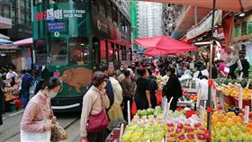 疫情下 港人忙辦年貨因為有本土疫情，香港市民忙辦年貨，準備春節期間安坐家中過年。圖為1月29日，北角春秧街市場人流絡繹不絕。（中通社提供） 中央社 111年2月2日