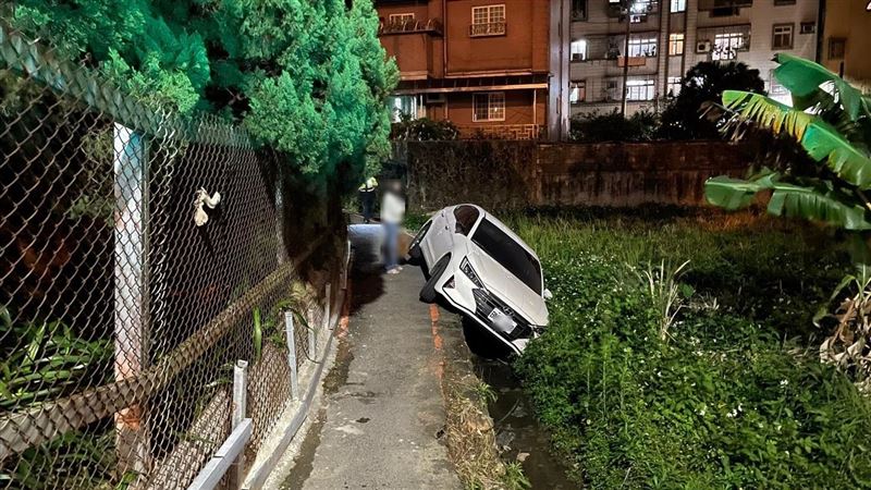 女駕駛導航導進小巷　直達「田中」