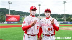 林智勝、林威廷穿上味全龍球衣。（圖／記者王怡翔攝影）