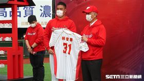 林智勝穿上味全龍31號球衣。（圖／記者王怡翔攝影）