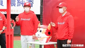 味全龍總教練葉君璋和創辦人魏應充。（圖／記者王怡翔攝影）