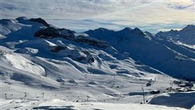 奧地利當局6日表示，當地3天內發生超過100次的雪崩。有一群瑞典的滑雪客跟著高山嚮導去越野滑雪，他們在鄰近瑞士邊界的城鎮伊施格爾（圖）附近遇上雪崩，賠上了性命。（圖／翻攝自facebook.com/ischgl.paznaun）
