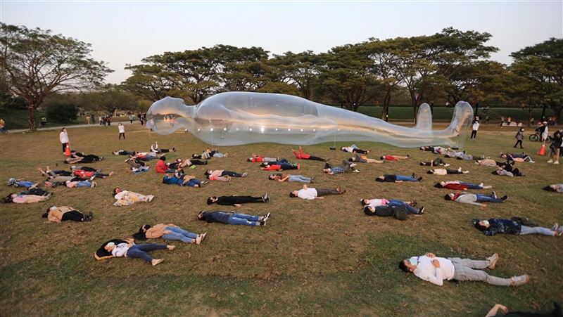陪空氣人躺平　高市府邀賞燈躺草地