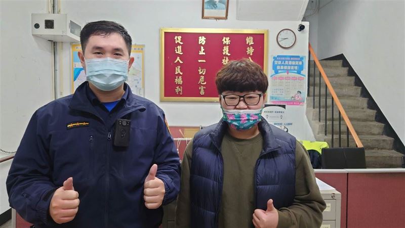 通緝犯見警竄逃　遭角力女助教擒抱