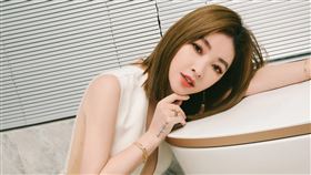 許維恩跟家中價值13萬的馬桶合照。/臉書