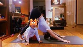 陳妍希在小紅書分享和兒子做親子瑜珈的照片。（圖／翻攝自陳妍希小紅書）