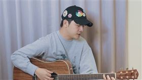 「最強少爺」胡瑋杰特地自彈自唱《華燈初上》片尾曲。（圖／翻攝自huweijie_ IG）