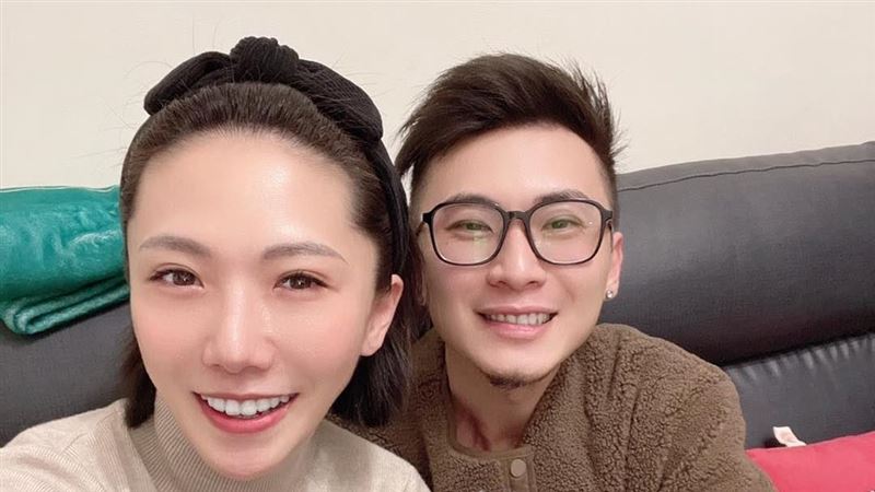 過年曬全家福　天驕女神洩孕一家四口