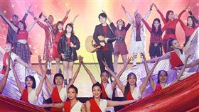 中排左起：馬曉安與古皓宇登鴻海尾牙飆唱鴻海之歌/動靜音樂 提供