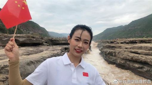 昔舉五星旗喊入籍中國　陳竹音選議員惹議