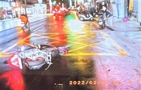 ▲新北市新店建國路發生機車撞行人車禍，陳姓騎士撞上從左邊穿越馬路的黃姓婦人，3人受傷。（圖／翻攝畫面）