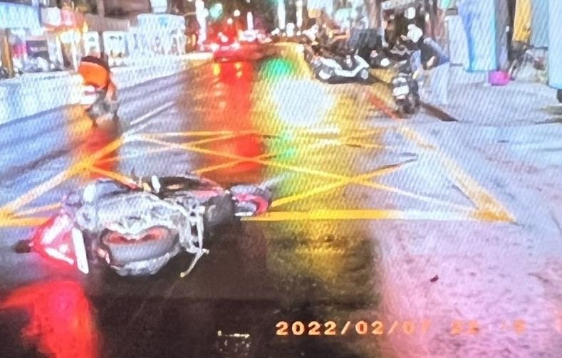 新店機車撞穿越馬路行人　3傷送醫