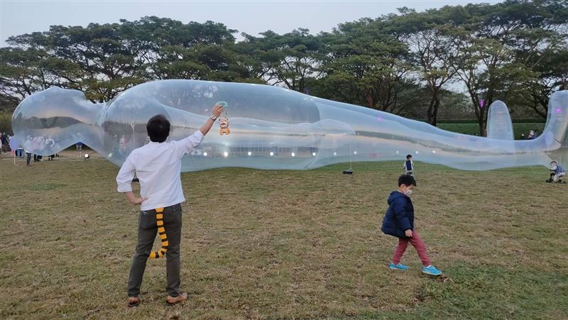 從自己看天空！跟著衛武營空氣人躺平