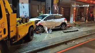 衝上人行道！小黃疑違規迴轉撞直行車