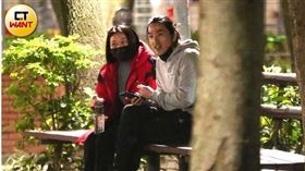 李威陪辣妹泡公園「抽電子菸又違停」　駕車回同社區爆同居