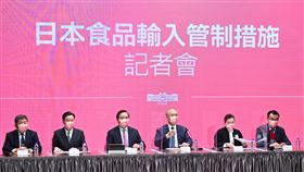 行政院舉行日本食品輸入管制措施記者會行政院發言人羅秉成（左3）8日在日本食品輸入管制措施記者會，宣布福島食品開放輸入。（行政院提供）中央社記者陳俊華傳真 111年2月8日