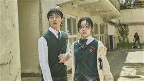 《殭屍校園》劇中演員朴持厚（右）、尹燦榮人氣水漲船高，很多人敲碗尹燦榮飾演的「李青山」能復活。（圖／Netflix提供）