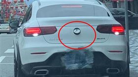 賓士LOGO突然「翹起來」！老司機狂讚：下雨超好用（圖／翻攝自爆料公社二館）