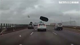 悚！車頂置物箱變血滴子　炸飛砸2車(圖/翻攝畫面)
