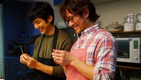 兩大男神驚爆同居！成為家人吃晚飯　《昨日的美食》續前緣，圖／車庫娛樂提供
西島秀俊　內野聖陽