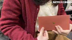 女兒開心炫耀（示意圖／資料照）