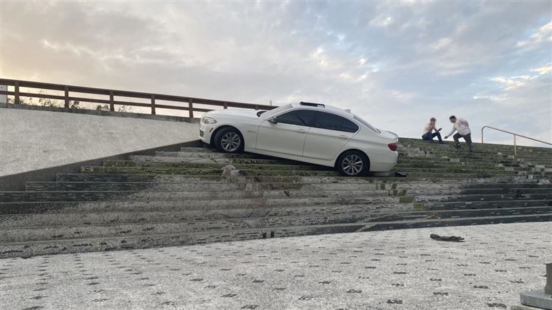 驚悚車禍！BMW失控衝海　駕駛無傷