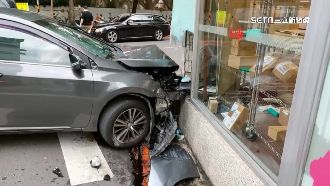 疑過彎車速快又恍神　多元車撞超商