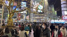 日本疫情延燒  政府設大型疫苗接種中心將啟動日本全境COVID-19（2019冠狀病毒疾病）疫情延燒，29日新增確診病例首度逾8萬例。圖為29日東京澀谷車站前人潮多。中央社記者楊明珠東京攝  111年1月31日