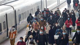 疫情下  中國異鄉遊子連續兩年回不了老家過年嚴厲執行清零政策的中國，接連兩年在農曆春節前出現本土疫情，讓都市裡不少外地人在單位的壓力下，連續兩年沒法返鄉過年。圖為南京火車站返鄉人潮。（中新社提供）中央社記者邱國強北京傳真  111年1月31日