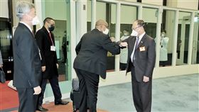 索馬利蘭外長率團抵台  瑞格薩：很高興來台灣索馬利蘭外交部長瑞格薩（右2）8日晚間率團抵台，外交部由政務次長曾厚仁（右1）代表接機，兩人以互碰手肘方式取代握手，瑞格薩在國賓門並未發表談話，僅以英文表示「很高興來到台灣」。中央社記者吳睿騏桃園機場攝  111年2月8日