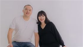 明金成、老婆/翻攝自明金成臉書