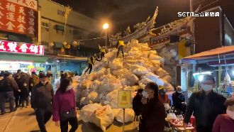 獨／天公生引人潮！首廟天壇金紙如山