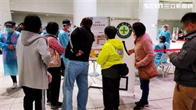 捷運松山站中型接種站。（圖／記者許雅惠攝影）