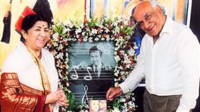 寶萊塢國寶女歌手逝享壽92歲！印度舉行國葬　降半旗哀悼
拉塔曼蓋施卡（Lata Mangeshkar）
LataMangeshkar臉書