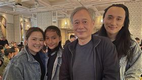 電影「不丹是教室」導演夫婦與李安合影電影「不丹是教室」（Lunana: A Yak in the Classroom）是台灣劇作家賴聲川女婿、導演巴沃邱寧多傑（Pawo Choyning Dorji）（右）首部長片作品，他的妻子賴梵耘（前左）擔任製片，陪著丈夫登上海拔5000公尺、位於喜瑪拉雅山脈的冰川部落拍攝。圖為巴沃邱寧多傑夫婦與導演李安（右2）合影。（海鵬提供）中央社記者王心妤傳真  110年12月22日