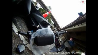 女三寶騎車講電話　撞三角錐反公審警