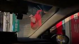 撒尿,車門,醉漢,永和,翻攝臉書爆料公社