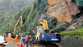 台2線瑞芳鼻頭段落石  封路2小時清除台2線83公里新北市瑞芳區鼻頭段8日晚間發生邊坡坍方，路面零星土石已清理，但由於邊坡仍有倒懸孤石，9日上午10時至中午12時封路清除，請民眾改行駛台2丙線替代道路。（公路總局第1區養護工程提供）中央社記者王朝鈺傳真  111年2月9日